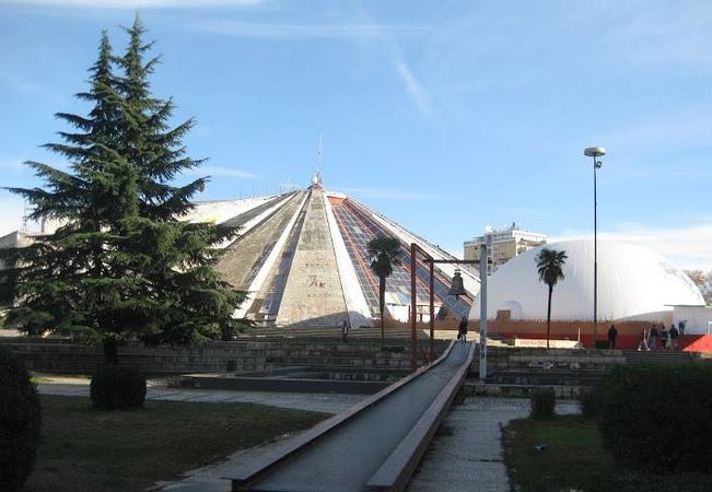 Колокол мира - памятник трагическим событиям 1997, установленный в Тиране